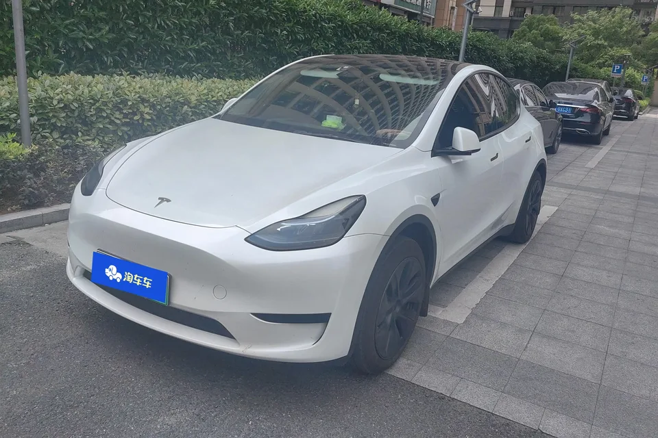 Tesla Model Y 2024