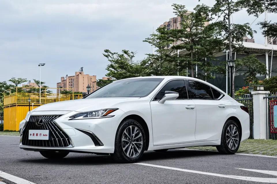 Lexus ES 2023