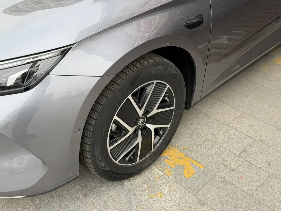 BYD Qin L DM Intelligent Driving Edition DM-i 120KM Leading Edition 2025 — миниатюра 2