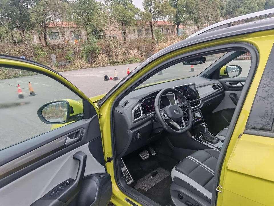 Volkswagen T-Roc 300TSI DSG Starlight Edition 2023 — миниатюра 5