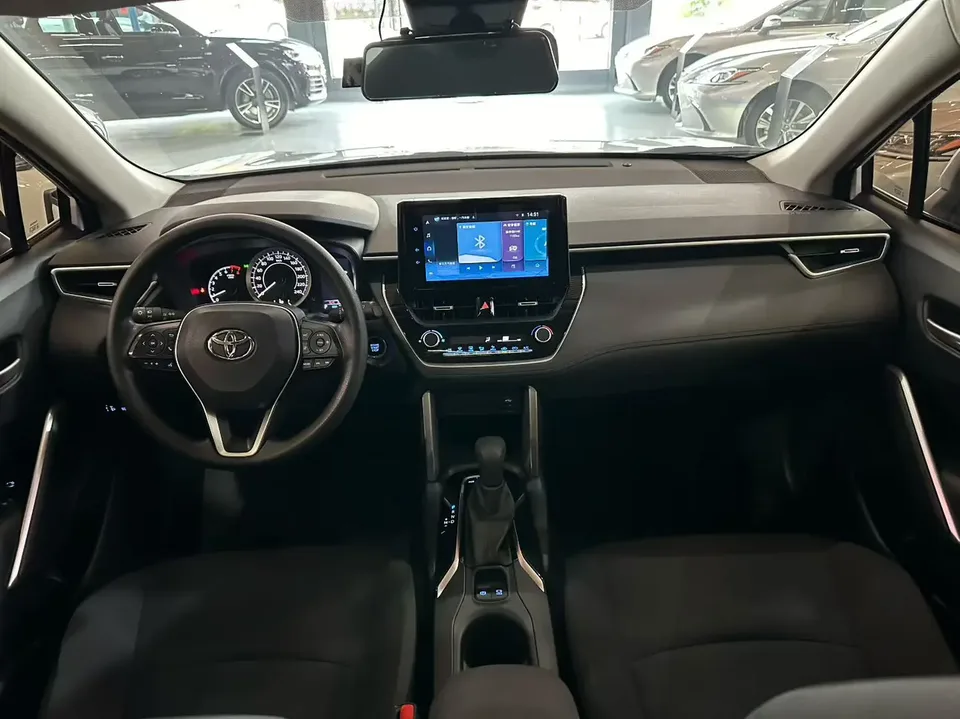 Toyota CorollaCross 2.0L Deluxe Edition 2023 — миниатюра 2