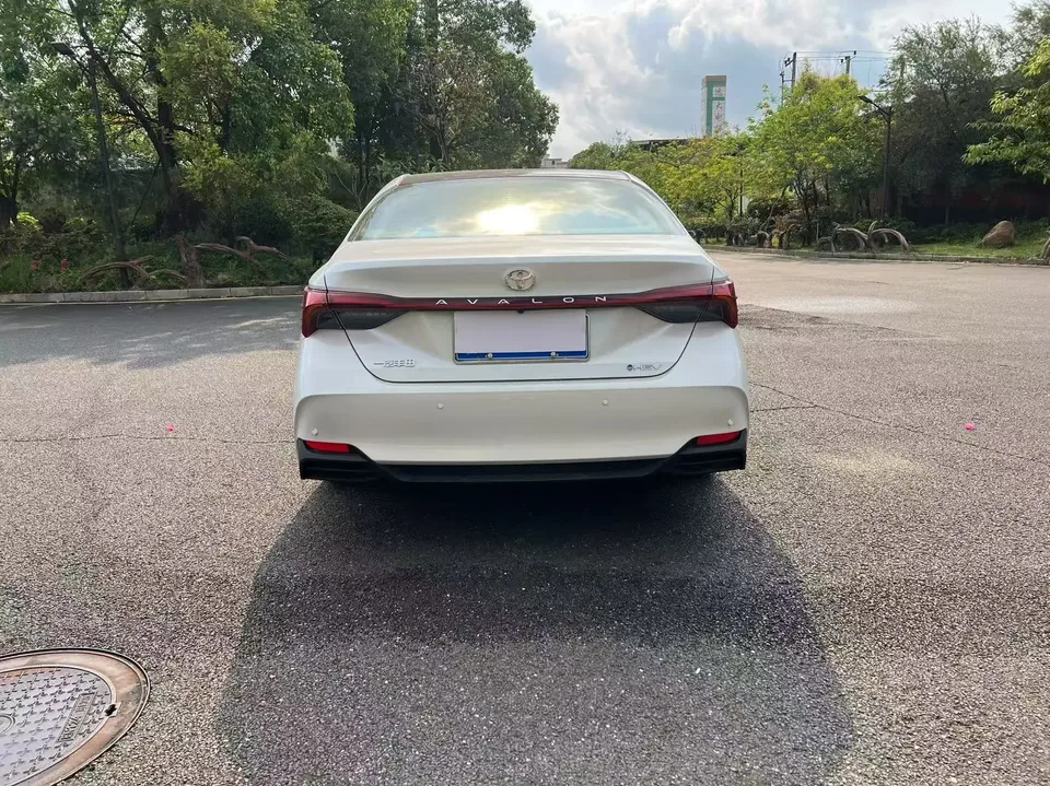 Toyota Avalon Intelligent Electric Hybrid 2.0L E-CVT Luxury Edition 2026 — миниатюра 2