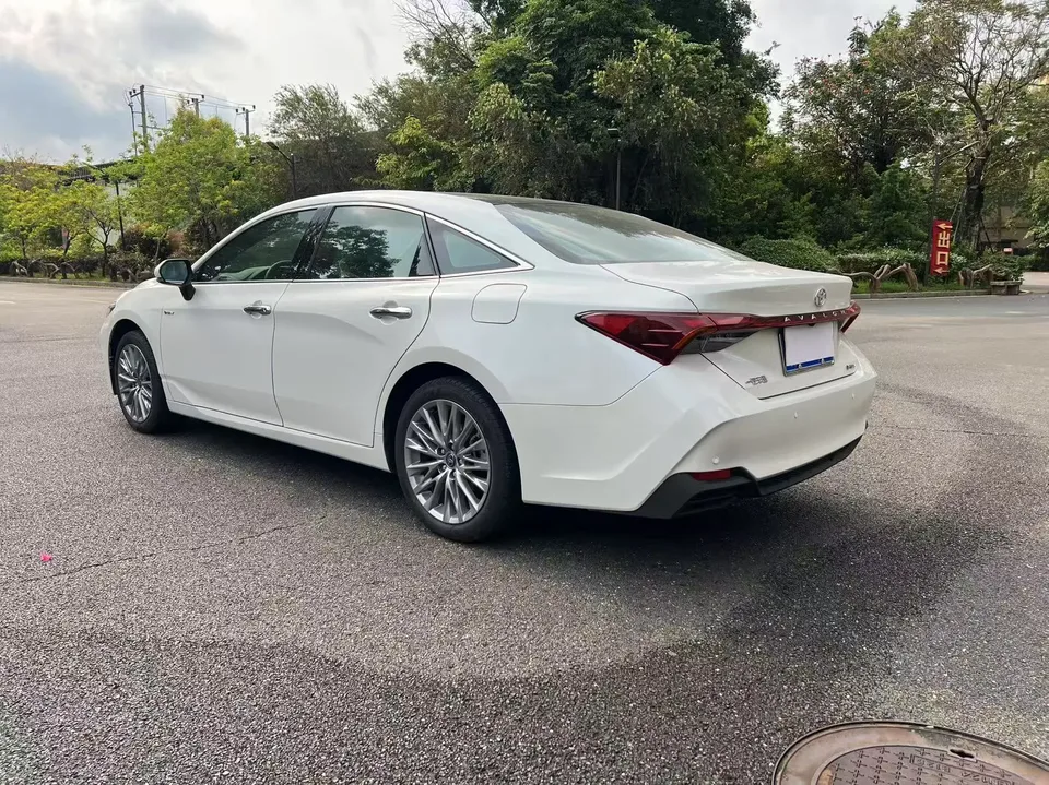 Toyota Avalon Intelligent Electric Hybrid 2.0L E-CVT Luxury Edition 2026 — миниатюра 4