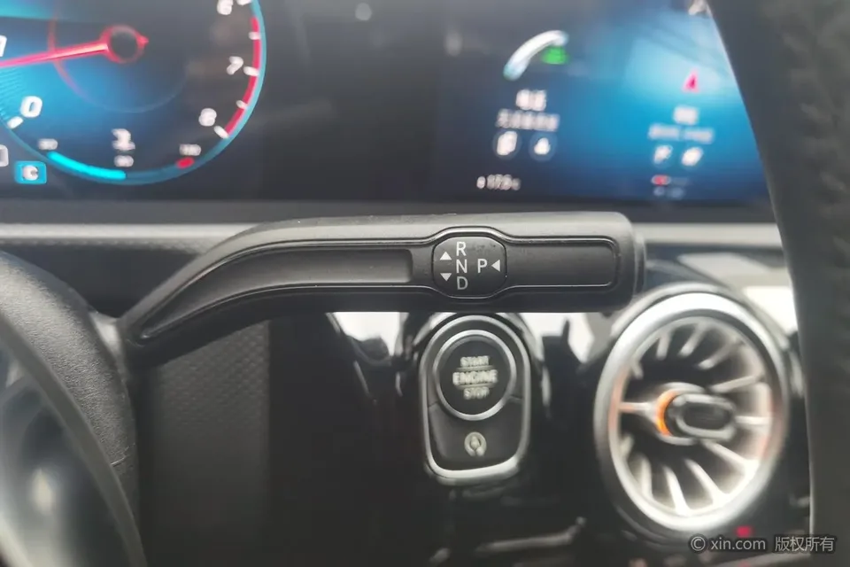 Mercedes-Benz Mercedes Benz A Class second facelift A 200 L sports sedan fashion version 2022 — миниатюра 5
