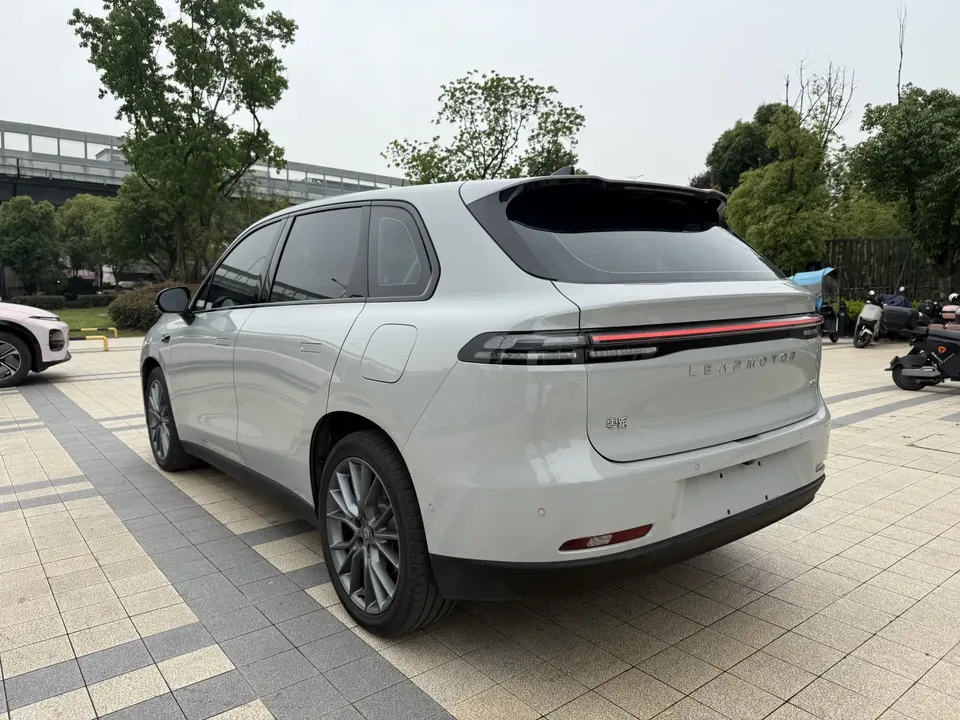 Leapmotor Zero running C10 Pure Electric 530 Comfort Edition 2024 — миниатюра 5