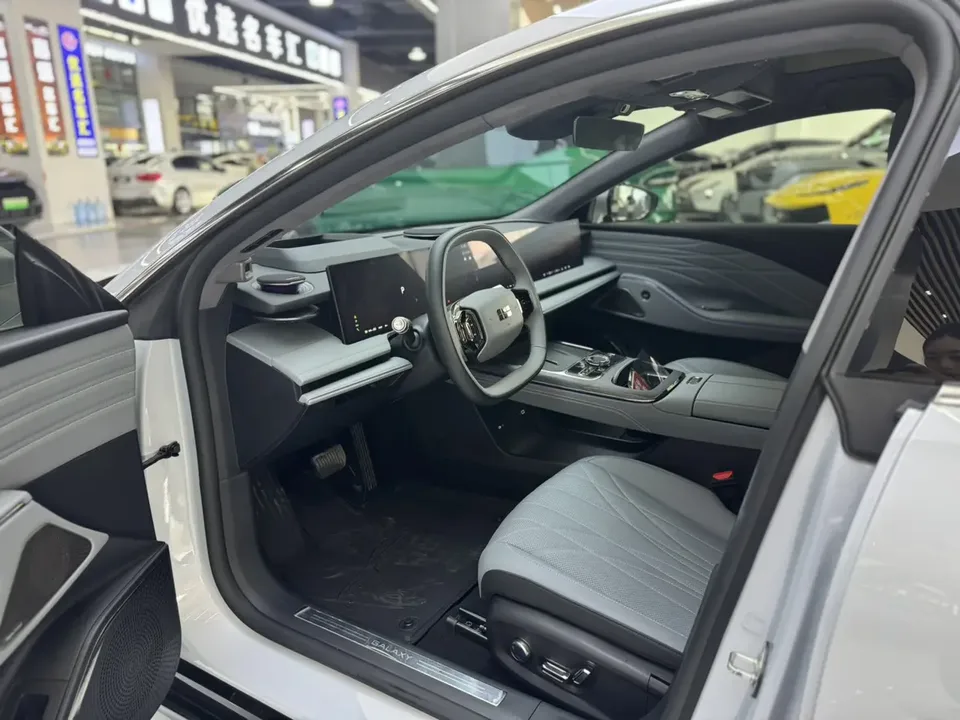 Geely Galaxy E8 700km Long-distance Intelligent Driving Edition 2025 — миниатюра 4