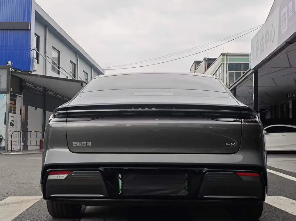 Geely Galaxy E8 700km Long-distance Intelligent Driving Edition 2025 — миниатюра 2
