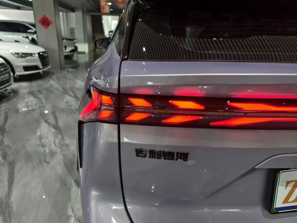 Geely Galaxy L7 1.5T DHT 115km Asian Games Phantom Edition 2023 — миниатюра 3