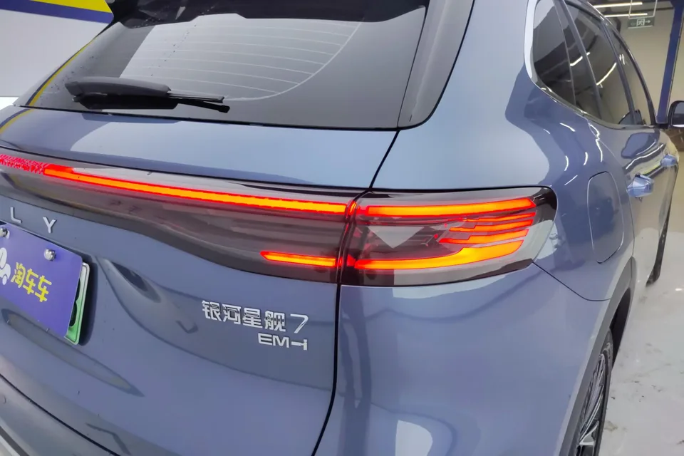Geely Galaxy Starship 7 EM-i Galaxy Starship 7 EM-i 2025 120KM Pilot Edition 2025 — миниатюра 5