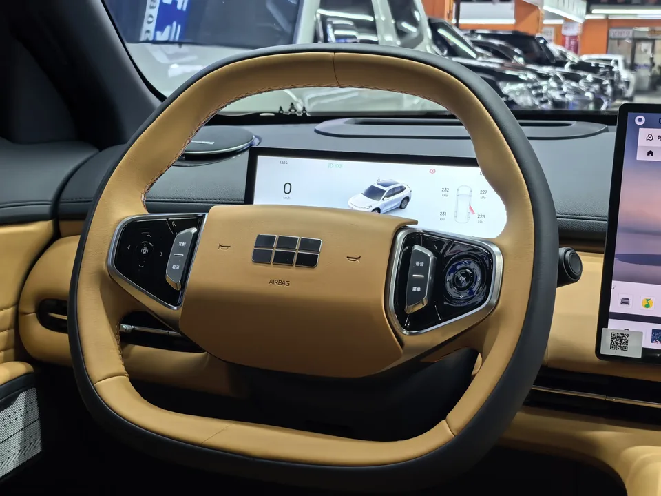 Geely Galaxy Starship 7 EM-i Galaxy Starship 7 EM-i 2025 120KM Exploration+ Edition 2025 — миниатюра 4