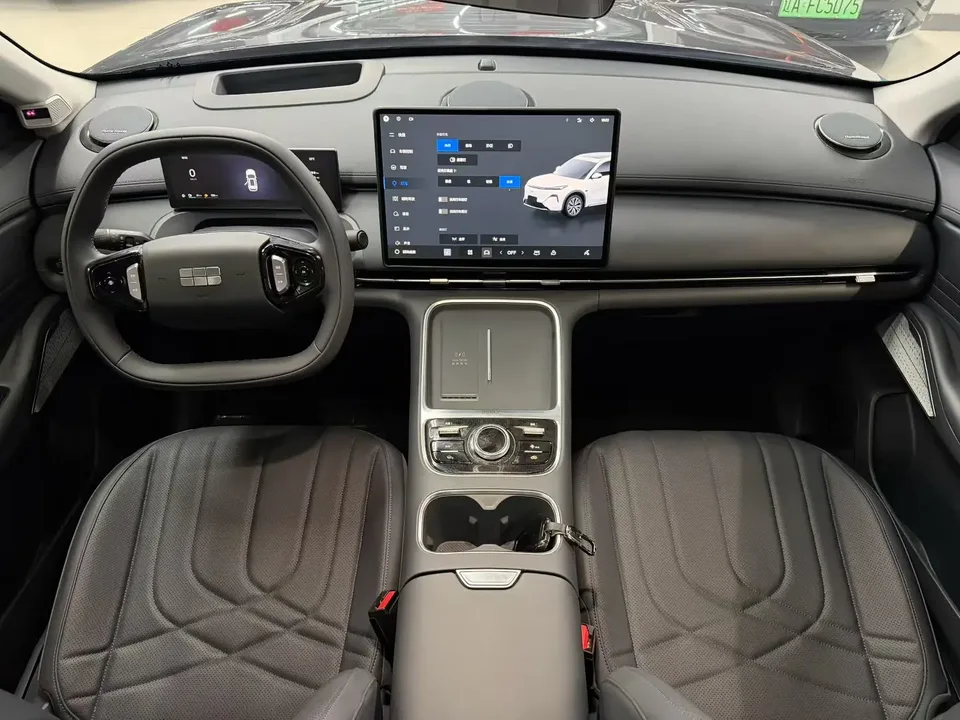Geely Galaxy Starship 7 EM-i Galaxy Starship 7 EM-i 2026 135KM Navigator Edition 2025 — миниатюра 3