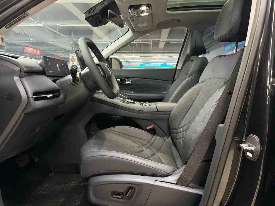 Geely Galaxy Starship 7 EM-i Galaxy Starship 7 EM-i 2026 135KM Navigator Edition 2025 — миниатюра 4