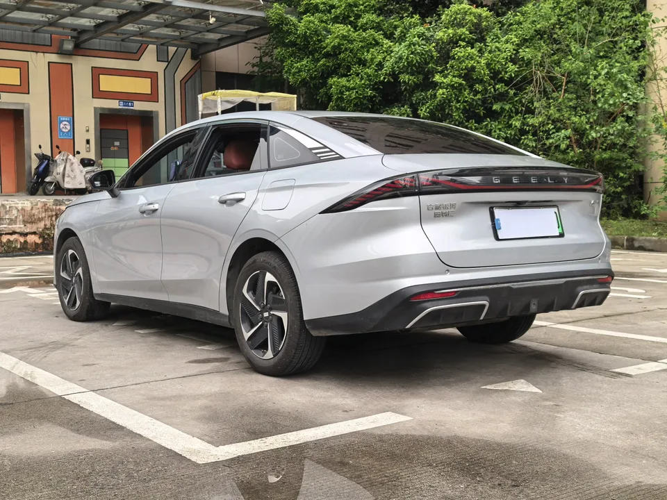 Geely Galaxy L6 1.5 EM-i DHT 140KM Exploration+ Edition 2025 — миниатюра 2