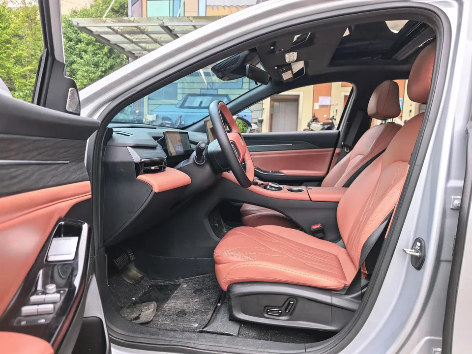 Geely Galaxy L6 1.5 EM-i DHT 140KM Exploration+ Edition 2025 — миниатюра 5