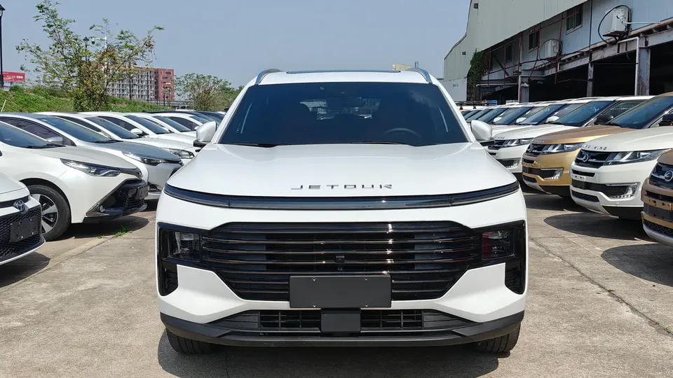 Jetour Jietu X70 PLUS JETOUR X70 PLUS 2025 1.5T 6DCT Luxury Edition 7 Seaters 2025 — миниатюра 3