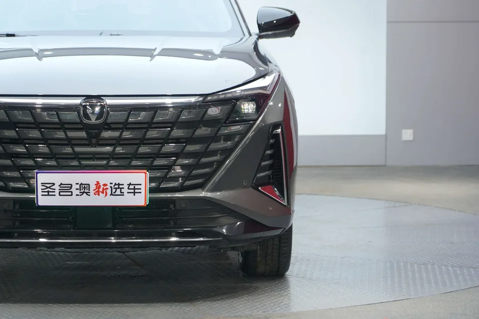 Changan UNI-Z PHEV Blue Whale iDD 125KM Beyond Edition 2024 — миниатюра 4