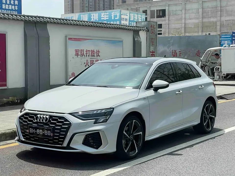 Audi A3 Sportback 35 TFSI stylish and sporty 2023 — фото 1, купить с доставкой в Москву
