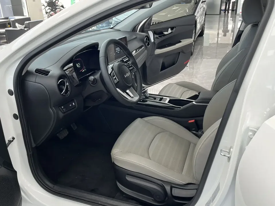 Kia K3 1.5L IVT Deluxe Edition 2023 — миниатюра 4
