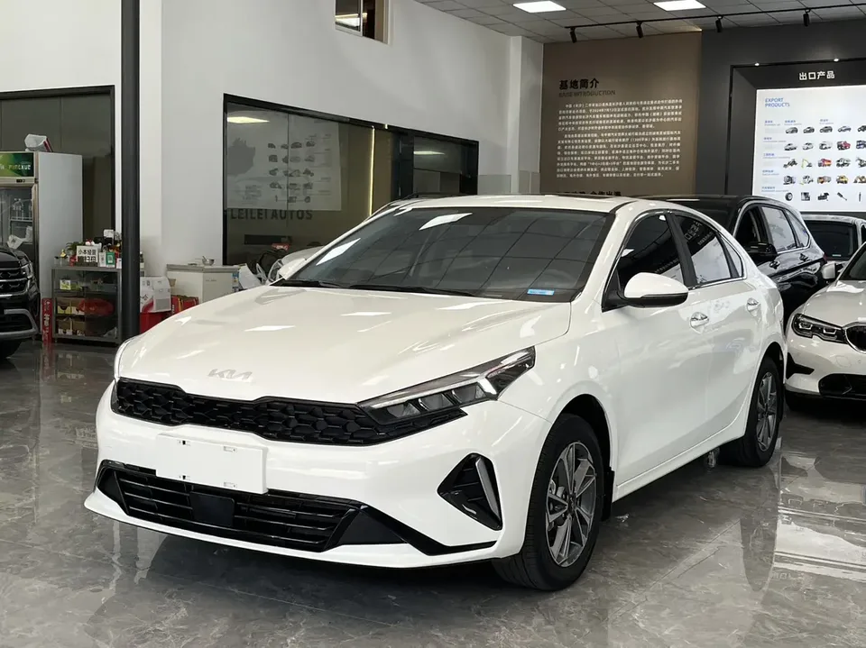 Kia K3 1.5L IVT Deluxe Edition 2023 — фото 1, купить с доставкой в Москву