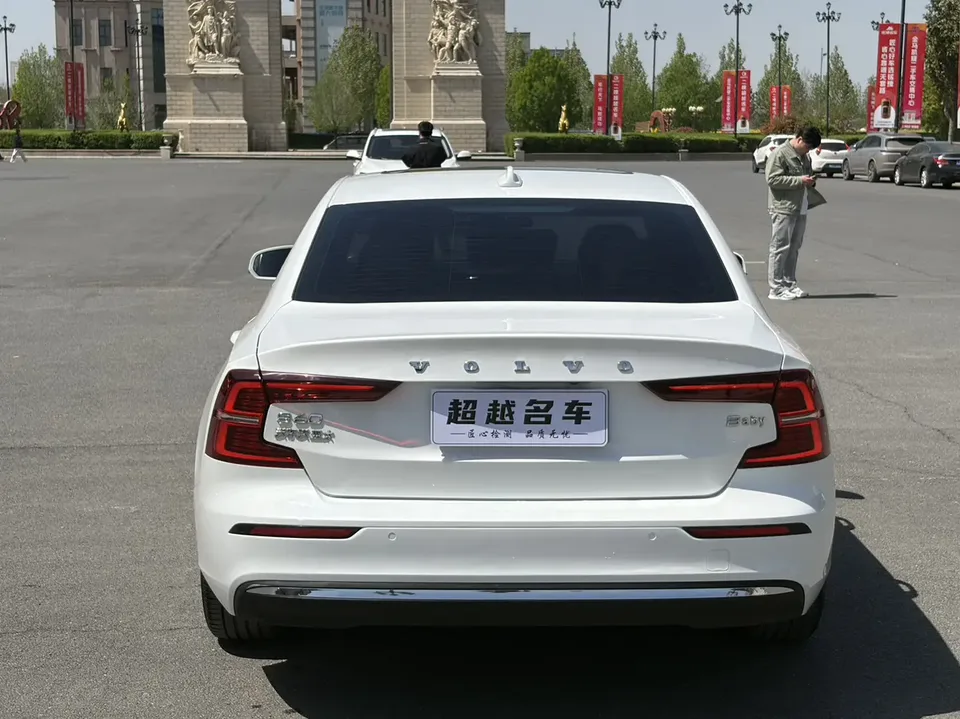 Volvo S60 Volvo S60 2023 B4 Zhiyi Luxury Edition 2023 — миниатюра 2
