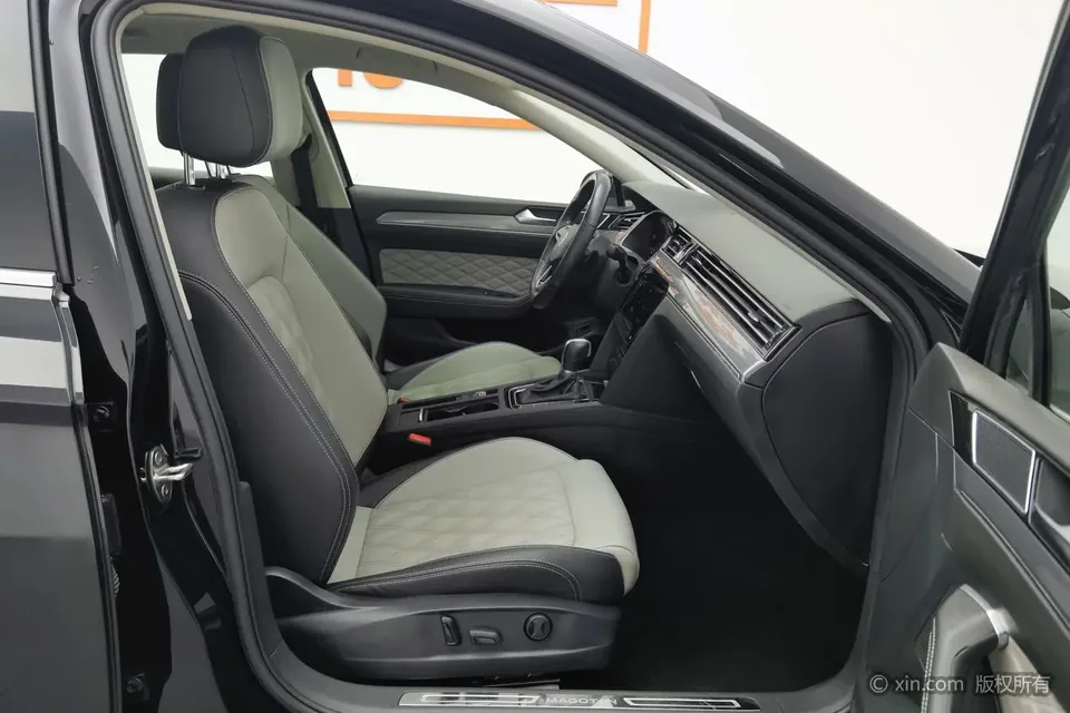 Volkswagen Magotan Magotan 2023 2 million commemorative edition 330TSI DSG leading model 2023 — миниатюра 4
