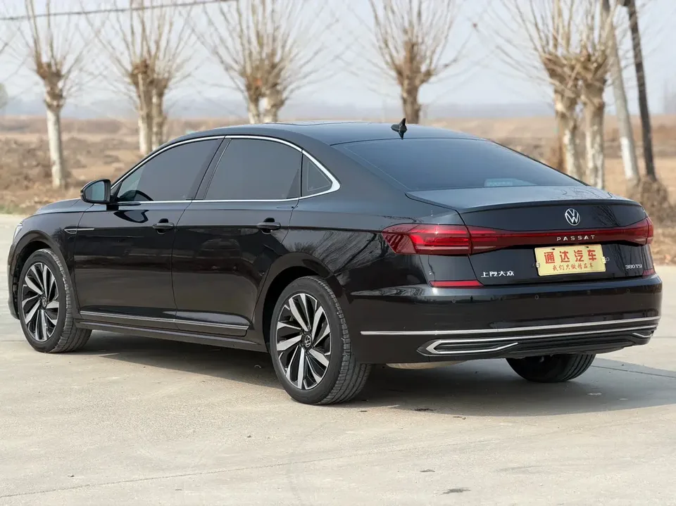 Volkswagen Passat Outstanding Model 380TSI Dragon Glory Edition 2025 — миниатюра 4