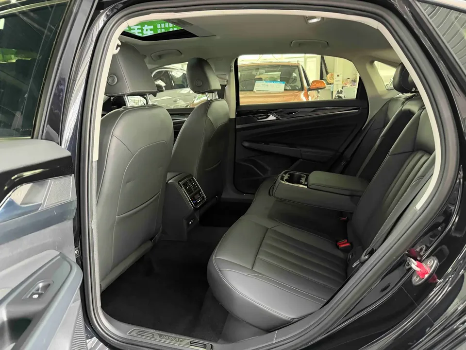 Volkswagen Passat facelift 280TSI Elite Edition 2023 — миниатюра 5