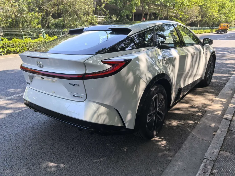 Toyota bZ5 550 JOY 2026 — миниатюра 2