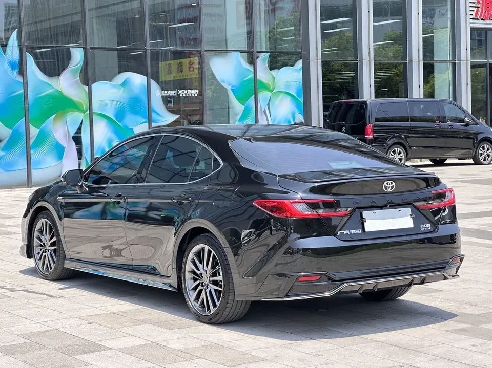 Toyota Camry Hybrid 2.0HXS Sport PLUS Edition 2024 — миниатюра 2