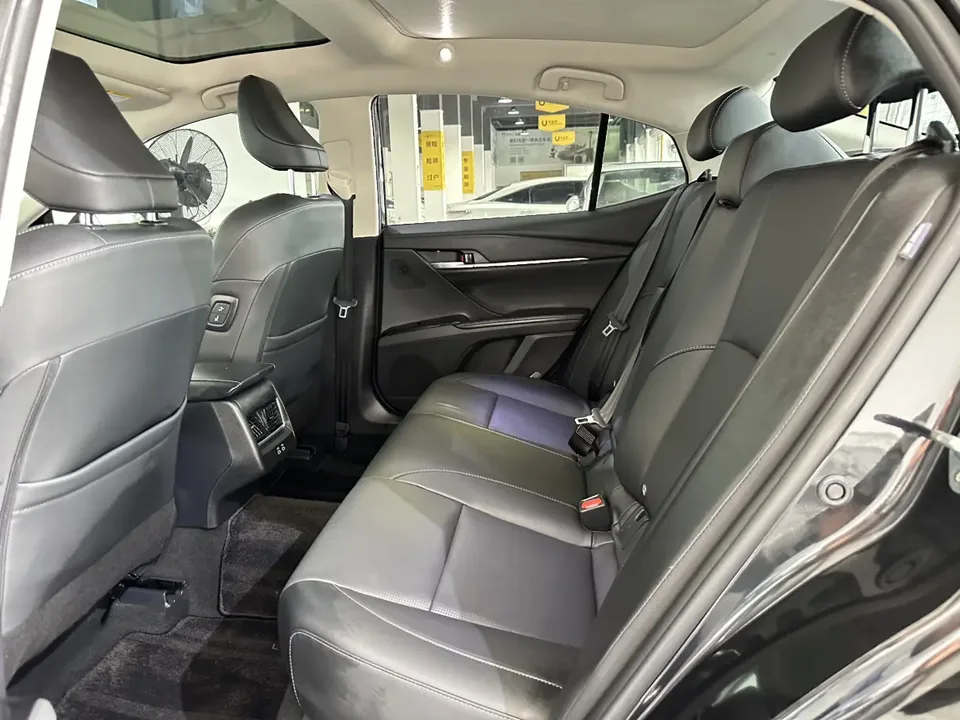 Toyota Camry 2.0G Premium Edition 2024 — миниатюра 3