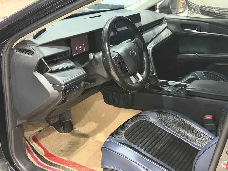 Toyota Camry Hybrid 2.0HGVP Luxury Edition 2024 — миниатюра 3
