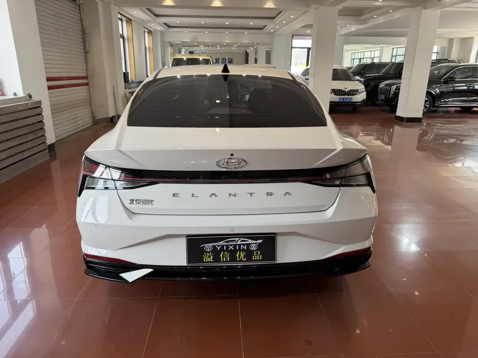 Hyundai Elantra 1.5L CVT LUX Premium Edition 2023 — миниатюра 2