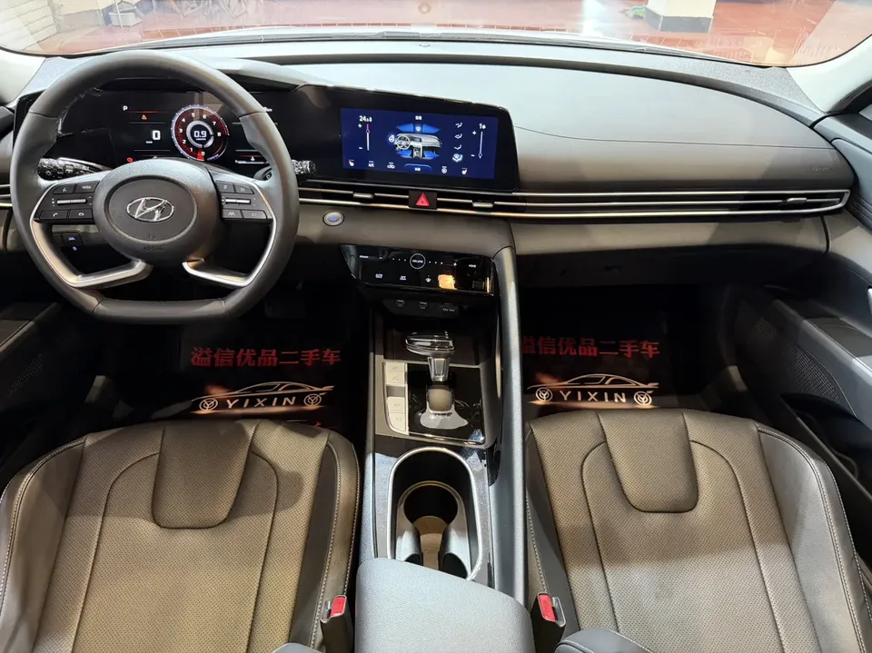 Hyundai Elantra 1.5L CVT LUX Premium Edition 2023 — миниатюра 4