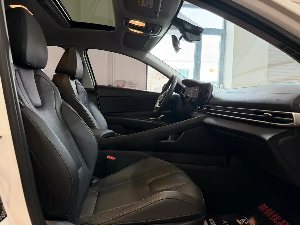 Hyundai Elantra 1.5L CVT LUX Premium Edition 2023 — миниатюра 5