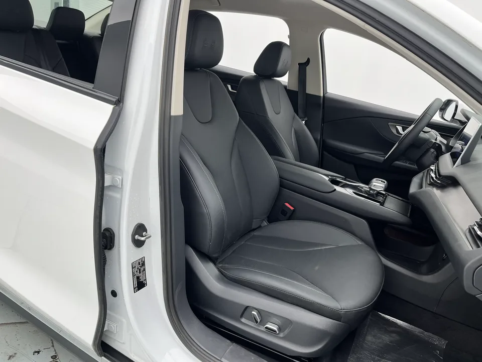 Hongqi E-QM5 charging 431km enjoyment version 5 seats 2023 — миниатюра 4