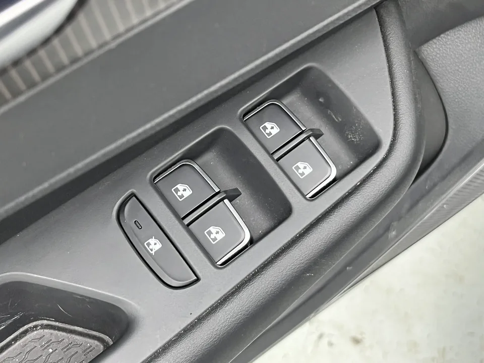 Hongqi E-QM5 charging 431km enjoyment version 5 seats 2023 — миниатюра 5