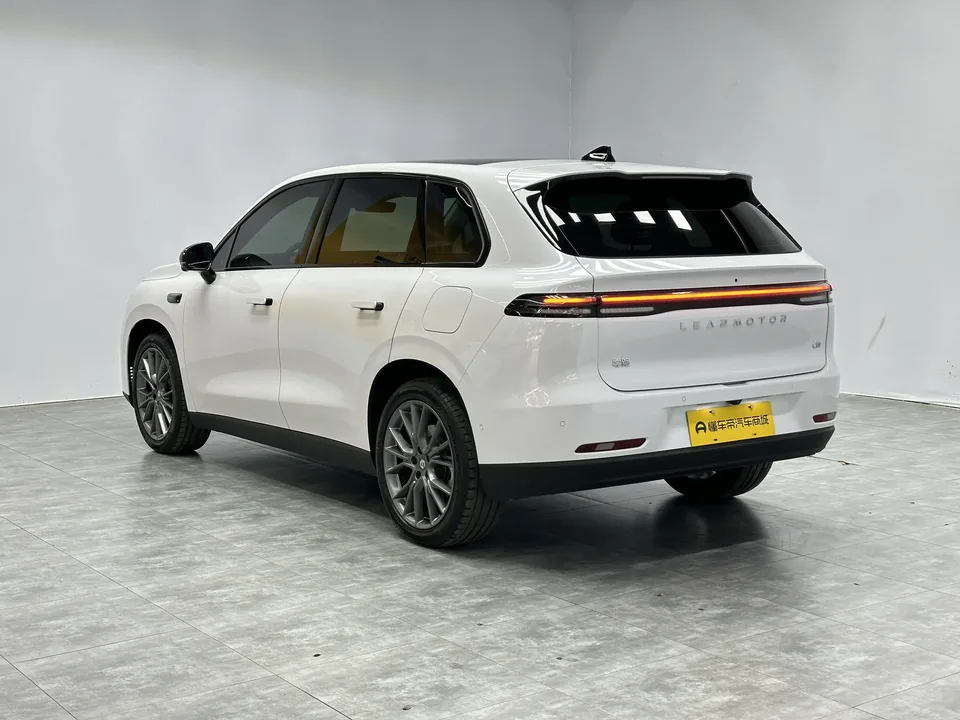 Leapmotor Zero running C10 Leapmotor C10 2026 Pure Electric Version 605 LiDAR Version 2025 — миниатюра 2