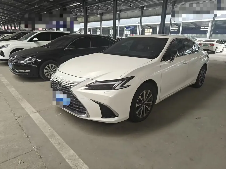 Lexus ES 2025