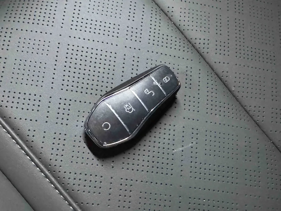 BYD Qin PLUS DM DM-i 128KM Progressive Edition 2026 — миниатюра 2
