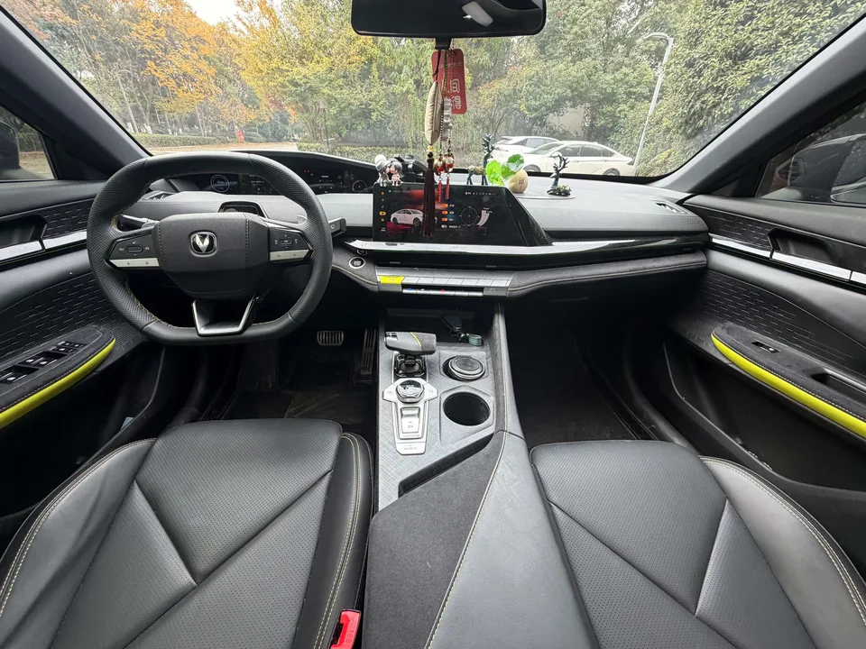 Changan UNI-V Changan UNI-V 2022 1.5T Sports Edition 2023 — thumbnail 4