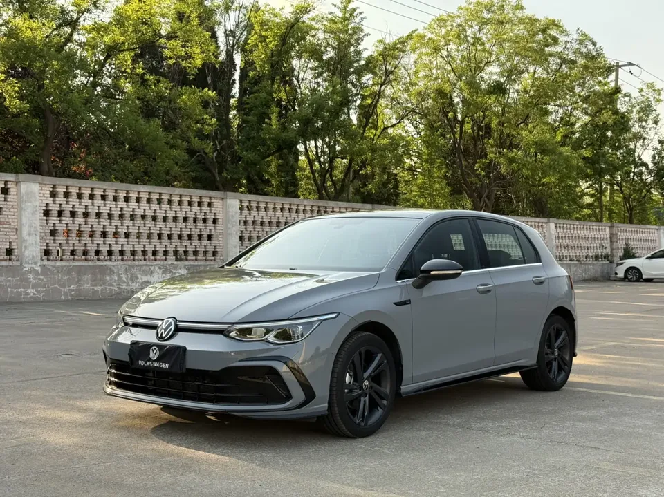 Volkswagen Golf facelift 280TSI DSG R-Line Lite 2023 — фото 1, купить с доставкой в Москву