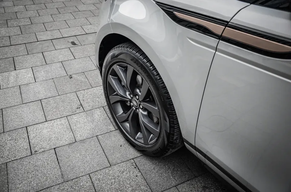 Land Rover Range Rover Evoque Aurora L 249PS Corinthian Bronze Special Edition 2024 — миниатюра 3