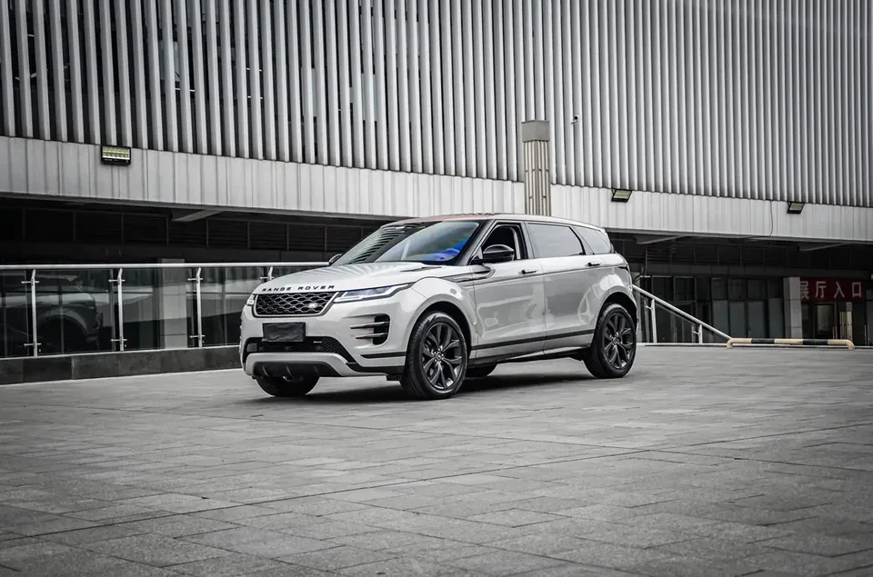 Land Rover Range Rover Evoque Aurora L 249PS Corinthian Bronze Special Edition 2024 — фото 1, купить с доставкой в Москву