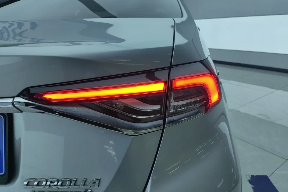 Toyota Corolla smart electric hybrid dual-engine 1.8L E-CVT flagship version 2024 — миниатюра 2