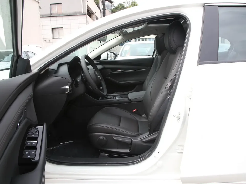 Mazda Axela Mazda3 2023 2.0L Automatic Elegant Edition 2025 — thumbnail 3