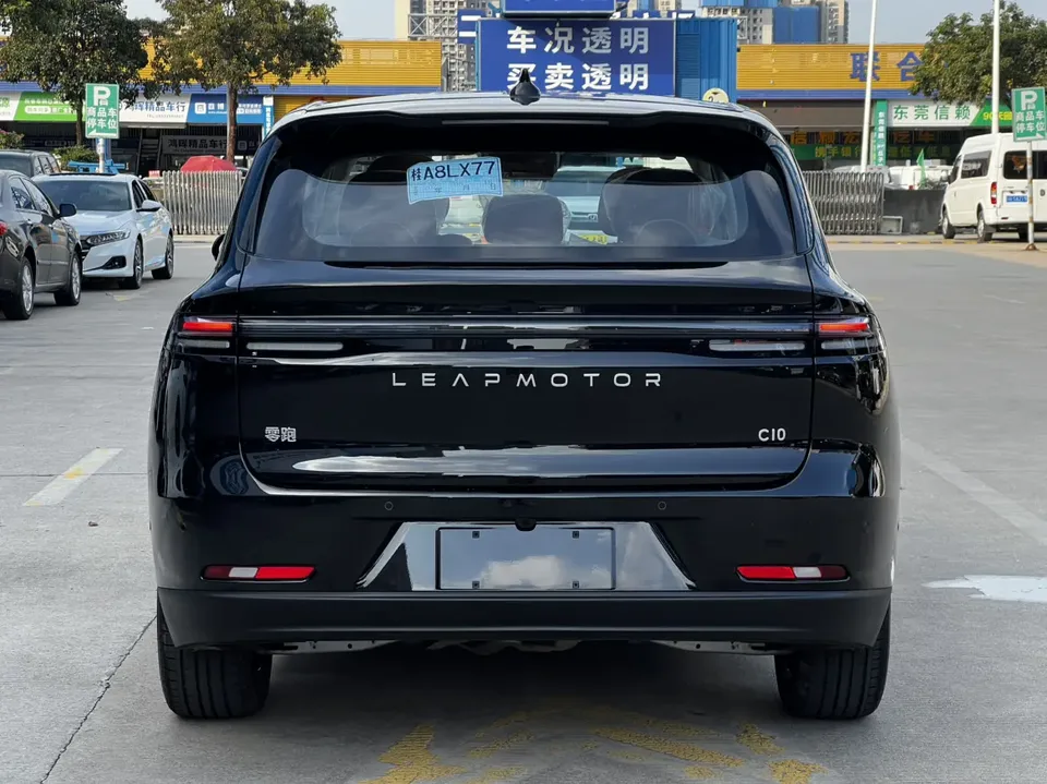 Leapmotor Zero running C10 Leapmotor C10 2026 Extended Range 210 Enjoyable Edition 2026 — миниатюра 2
