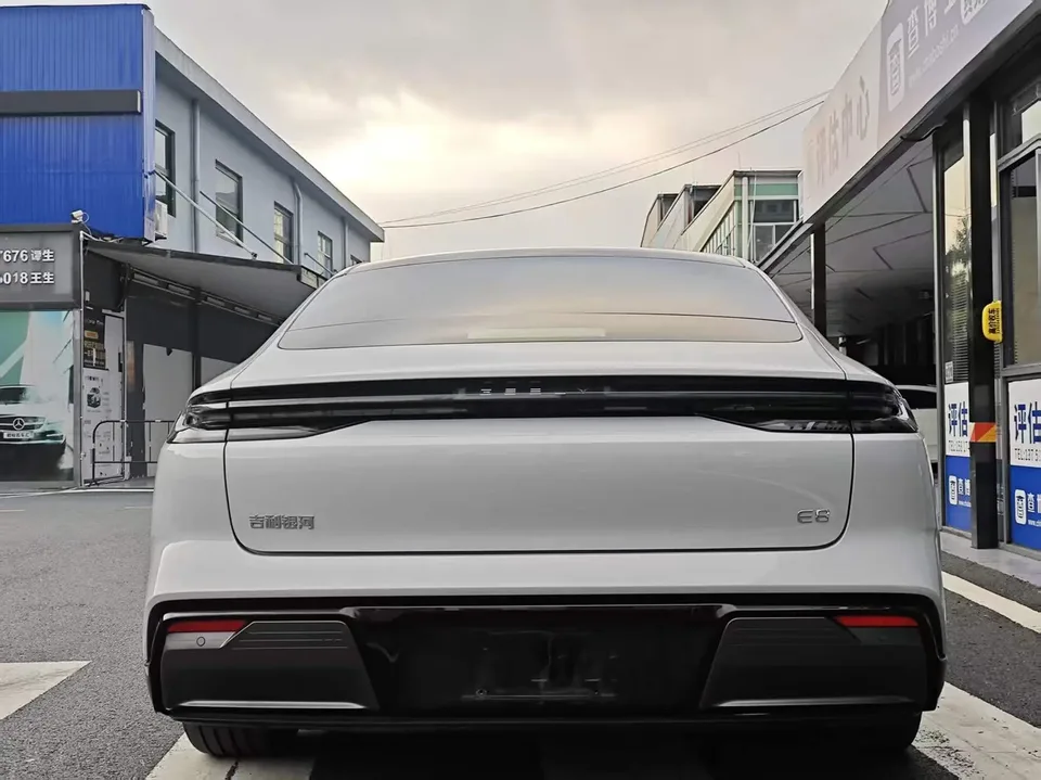 Geely Galaxy E8 700km Long-distance Intelligent Driving Edition 2025 — миниатюра 2