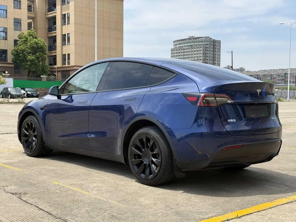 Tesla Model Y long-range all-wheel drive version 2022 — миниатюра 2