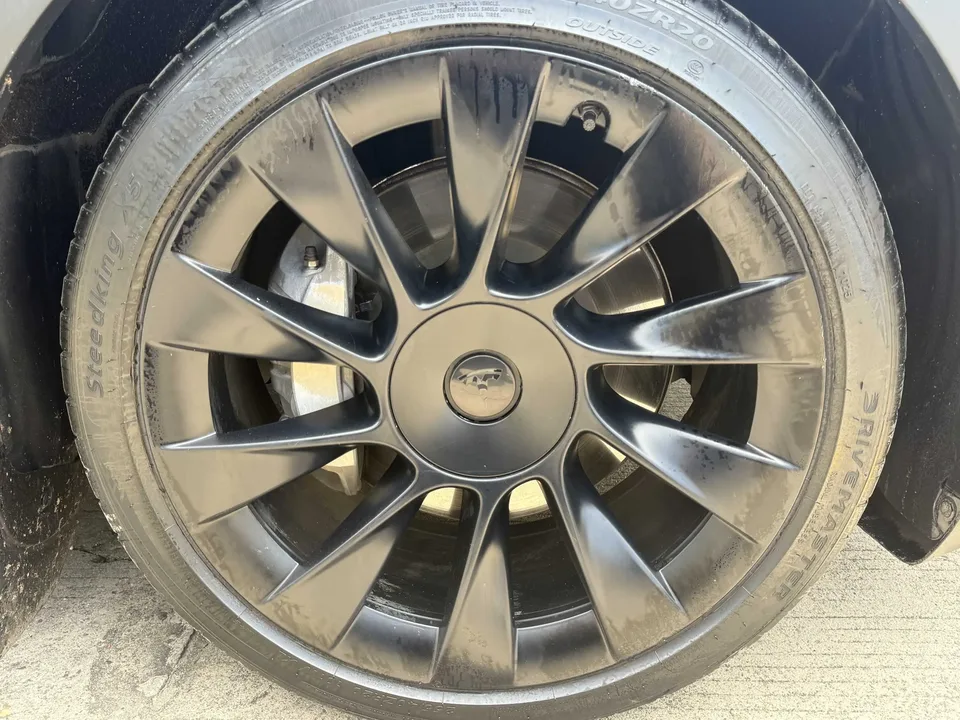 Tesla Model Y long-range all-wheel drive version 2022 — миниатюра 3