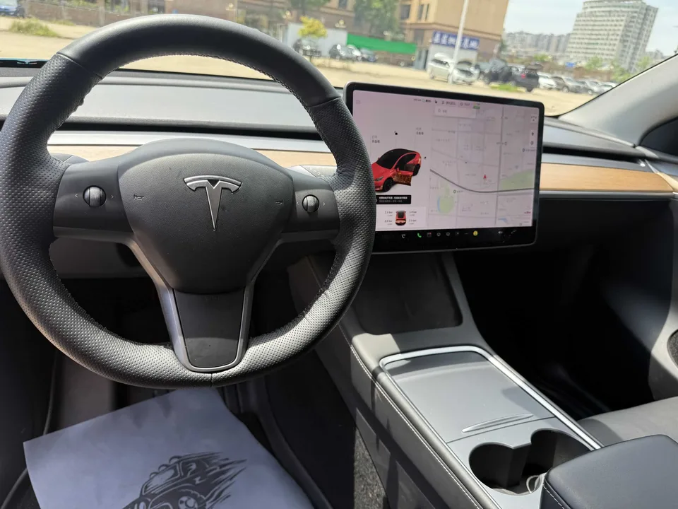 Tesla Model Y long-range all-wheel drive version 2022 — миниатюра 4